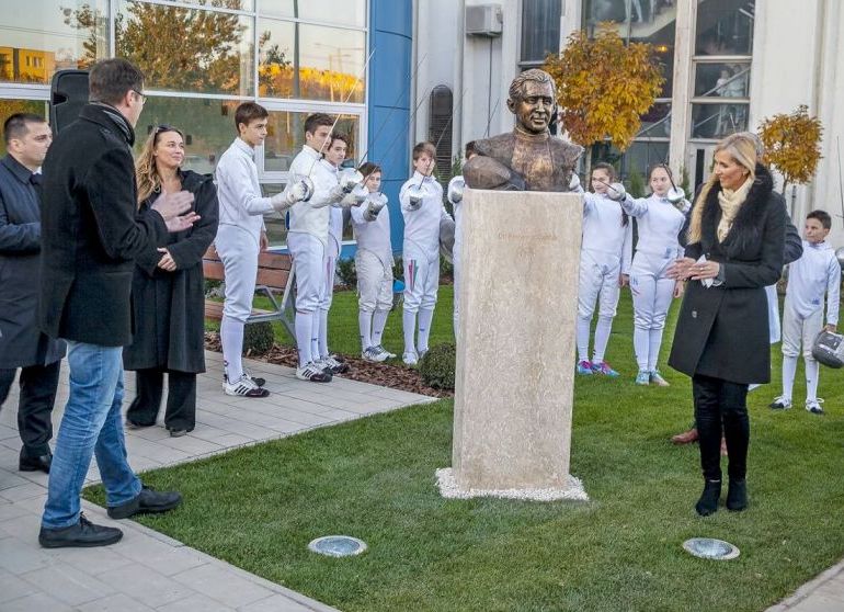 Sajtóközlemény: Szobrot állított dr. Fenyvesi Csabának a BVSC-Zugló