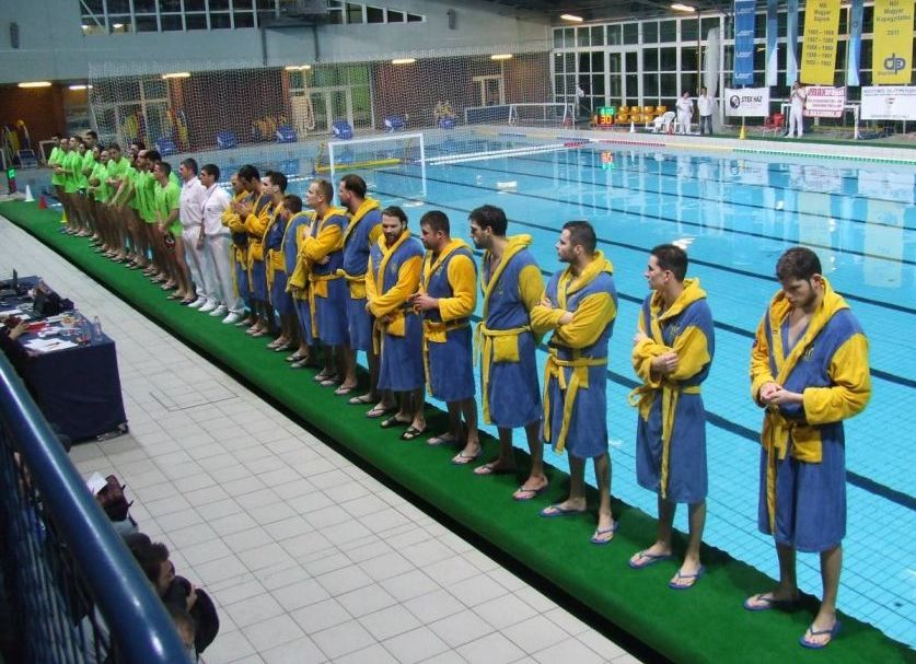 Gólzápor a medencében