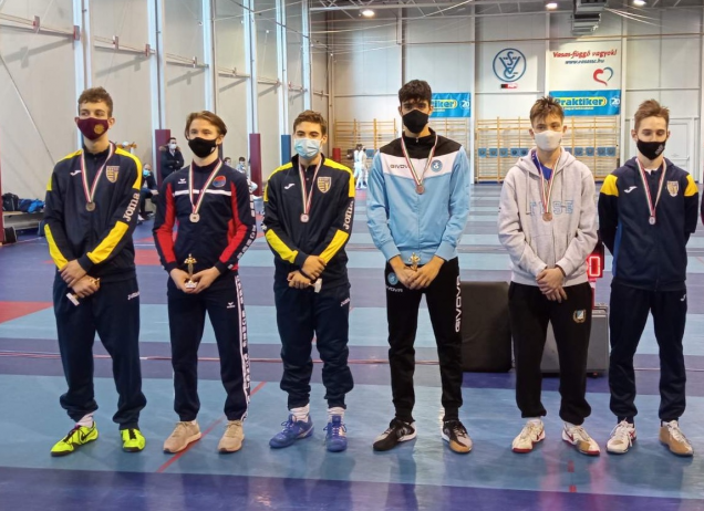 Kadet kardban és párbajtőrcsapatban is érmeket szereztünk