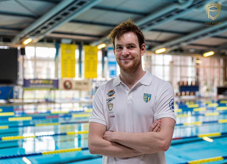 Az úszás mellett az apaság is kitölti Bernek napjait